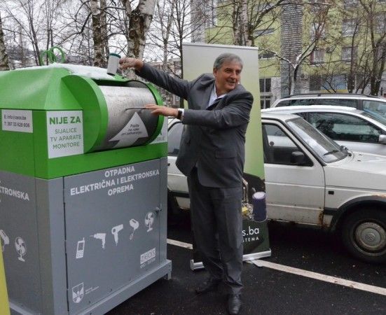 Načelnik reciklira električni otpad ZEOS.jpg
